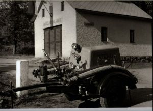 010_stratílek-před-hasičárnou